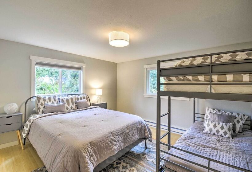 Renovated Kingston Home: Game Room & Deck!