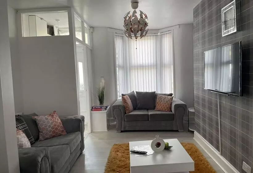 اقامتگاه Charming 2 Bed House In Wavertree Liverpool