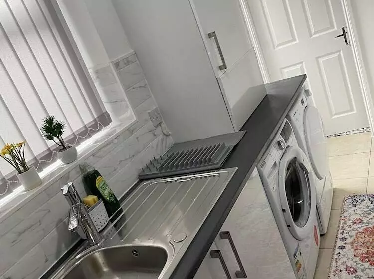 اقامتگاه Charming 2 Bed House In Wavertree Liverpool