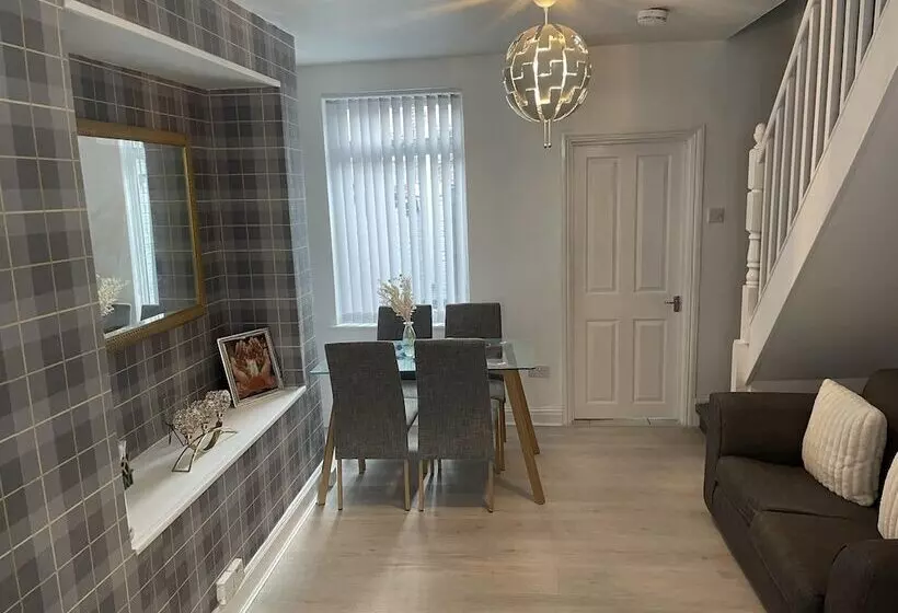 اقامتگاه Charming 2 Bed House In Wavertree Liverpool