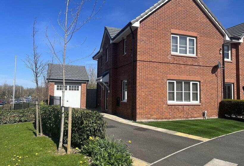 إقامة Remarkable 3 Bed House In Wirral