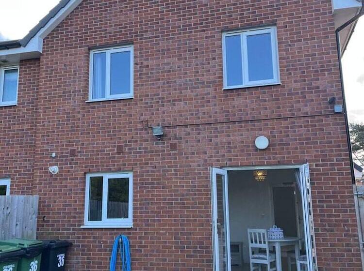 إقامة Remarkable 3 Bed House In Wirral
