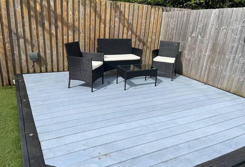 إقامة Remarkable 3 Bed House In Wirral