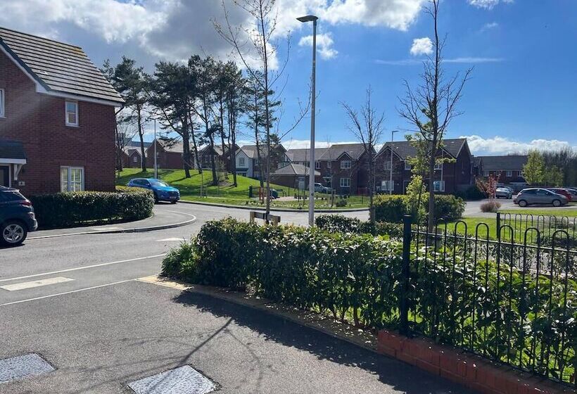 إقامة Remarkable 3 Bed House In Wirral