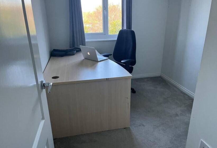 إقامة Remarkable 3 Bed House In Wirral