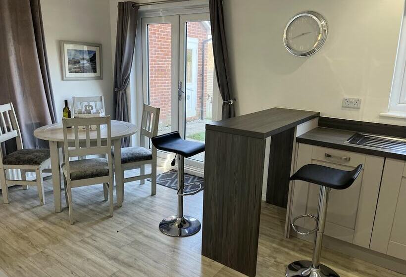 إقامة Remarkable 3 Bed House In Wirral