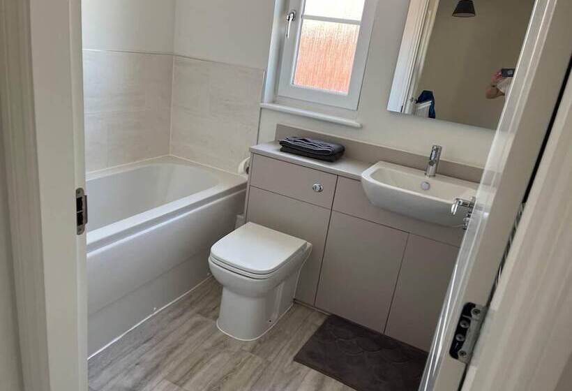 إقامة Remarkable 3 Bed House In Wirral