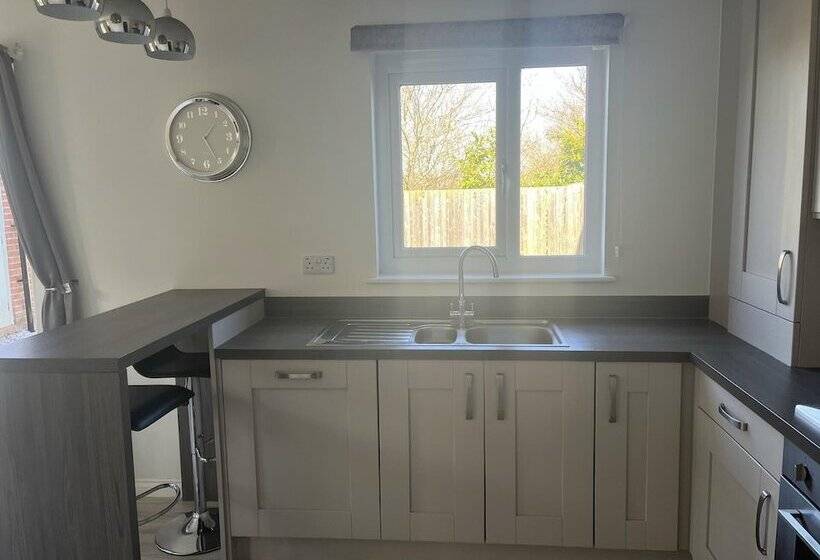 إقامة Remarkable 3 Bed House In Wirral