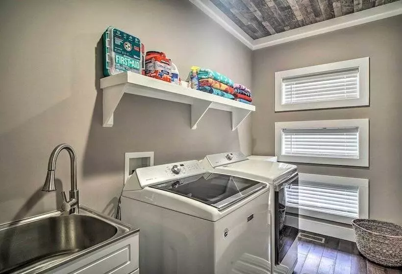 Spacious Sevierville Home W/ Hot Tub!