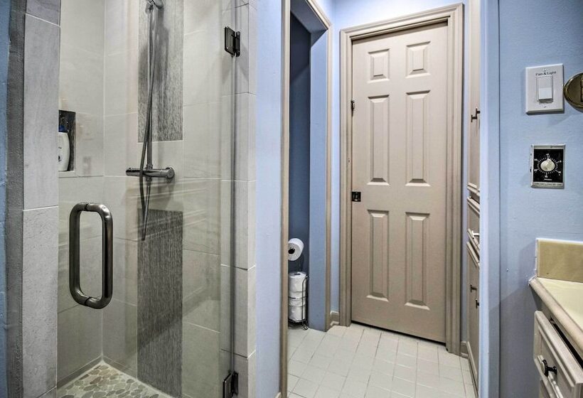 Family Friendly Houston Home W/ Private Backyard!