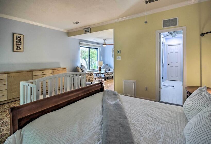 Family Friendly Houston Home W/ Private Backyard!