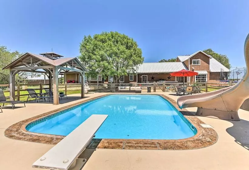 Sunset Ranch W/ Pool & Hot Tub On 29 Acres!