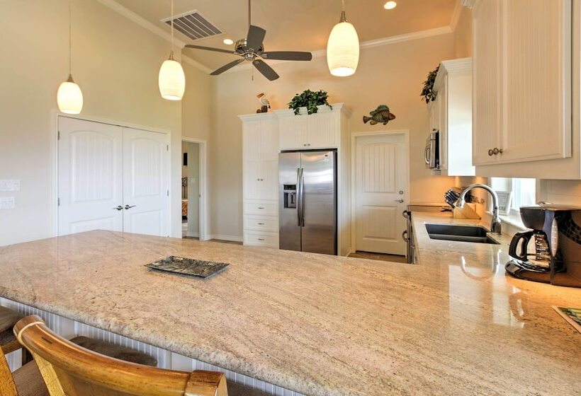 Port Bolivar Getaway W/ Ocean View: Walk To Beach!