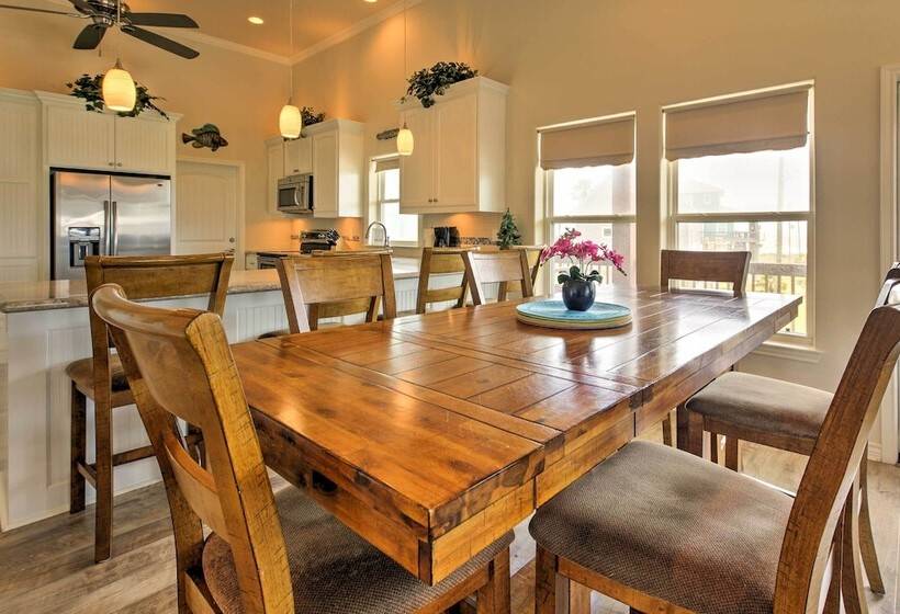 Port Bolivar Getaway W/ Ocean View: Walk To Beach!