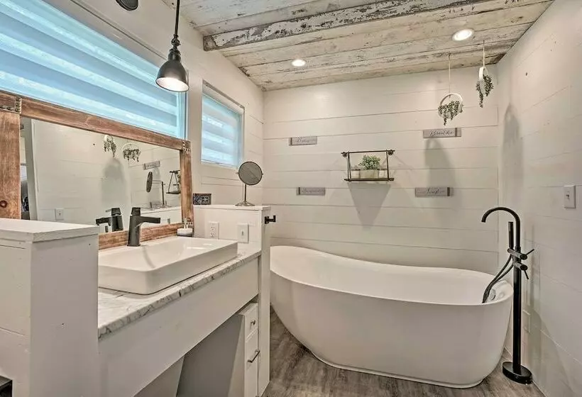 Waterfront Retreat, 10 Mi To Dtwn Shipshewana