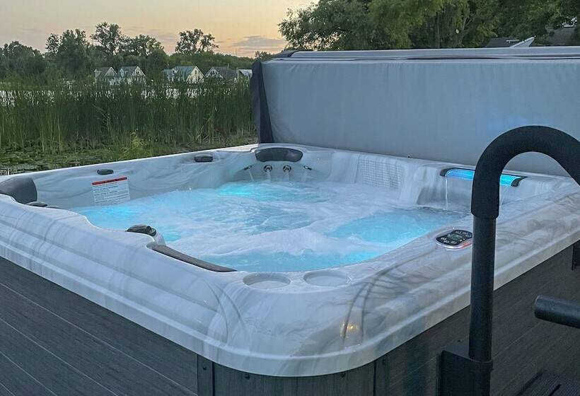 Waterfront Retreat, 10 Mi To Dtwn Shipshewana