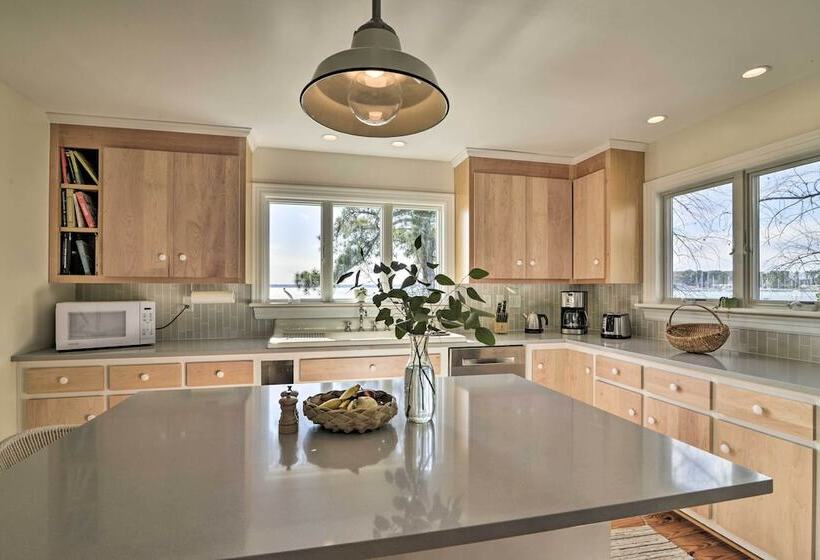 Bayside Deltaville Retreat W/ Beach & Bay Views!
