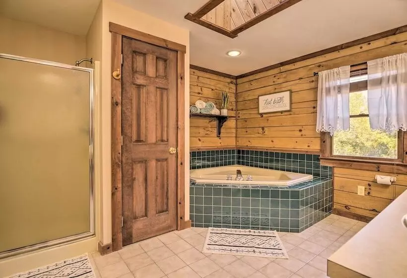 Beautiful Mount Joy Cabin W/ Pool + Sauna!