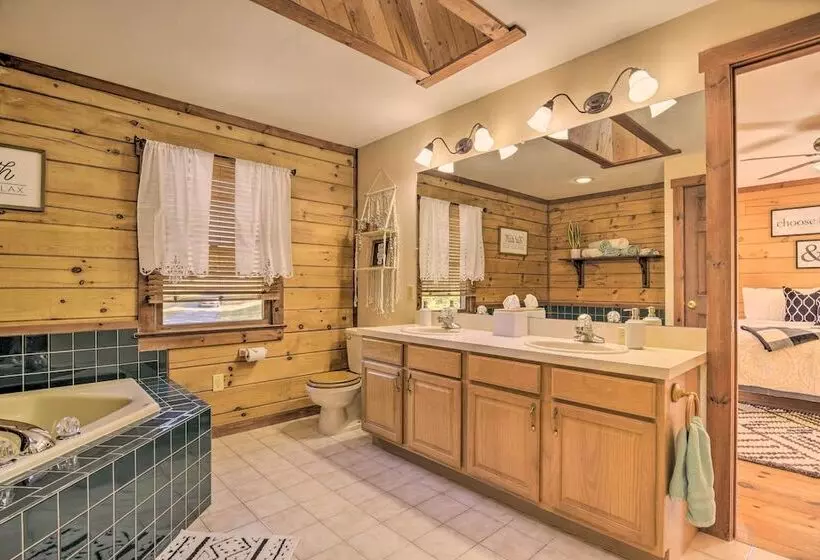 Beautiful Mount Joy Cabin W/ Pool + Sauna!