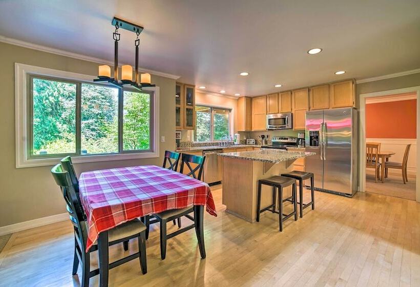 Beautiful Wine Country Home W/ Hot Tub & Lake View