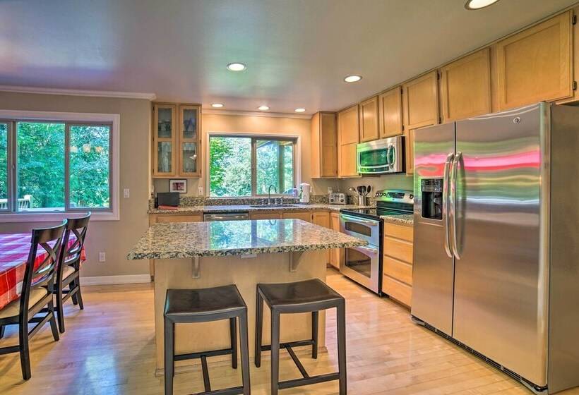 Beautiful Wine Country Home W/ Hot Tub & Lake View