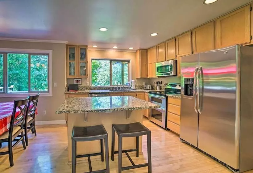 Beautiful Wine Country Home W/ Hot Tub & Lake View