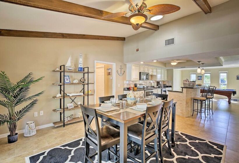 Family Home W/ Patio & Pool Table In Cape Coral!