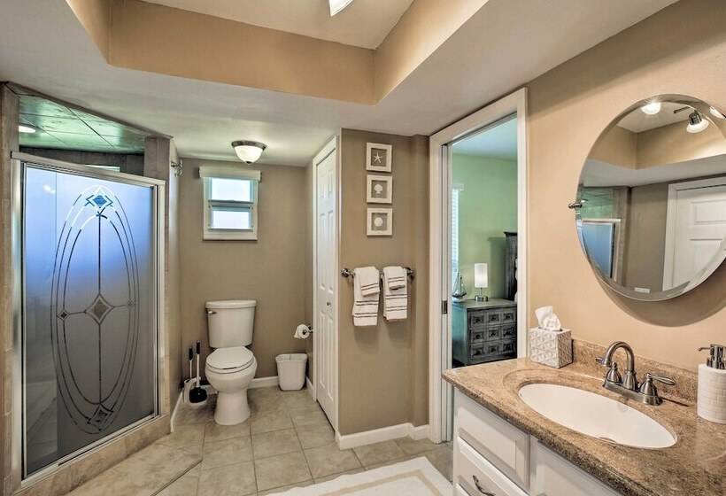 Family Home W/ Patio & Pool Table In Cape Coral!