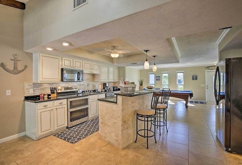 Family Home W/ Patio & Pool Table In Cape Coral!