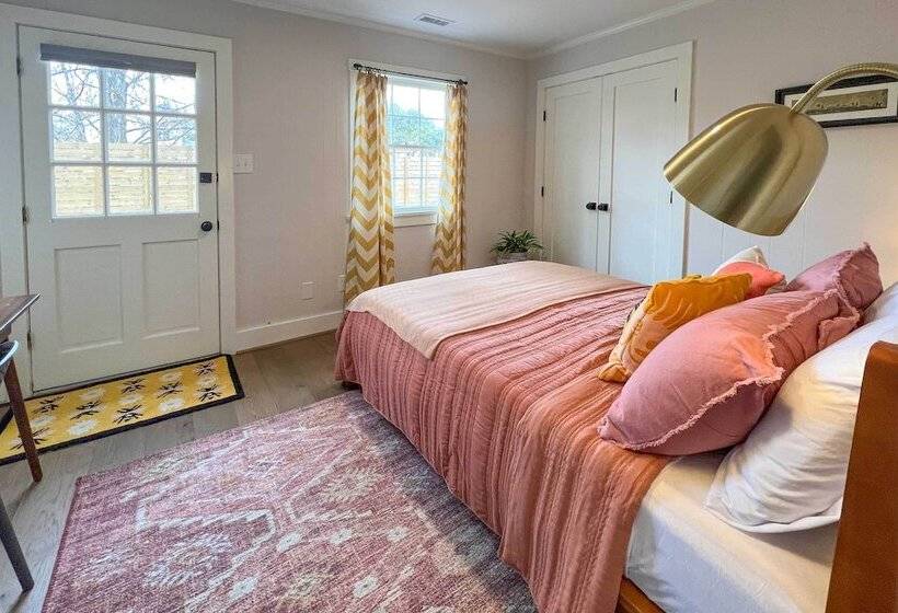 Charming Carrboro Home Walk To Downtown!