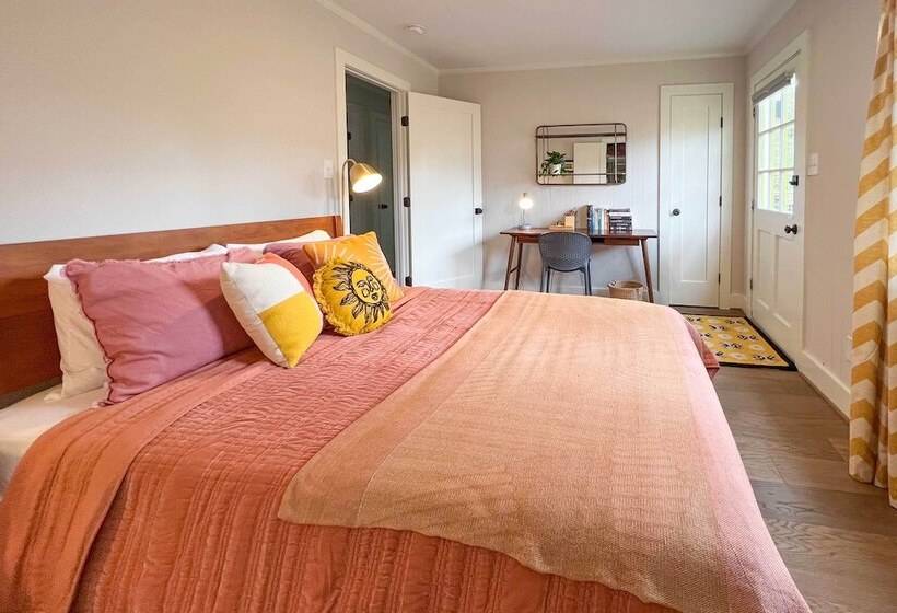 Charming Carrboro Home Walk To Downtown!