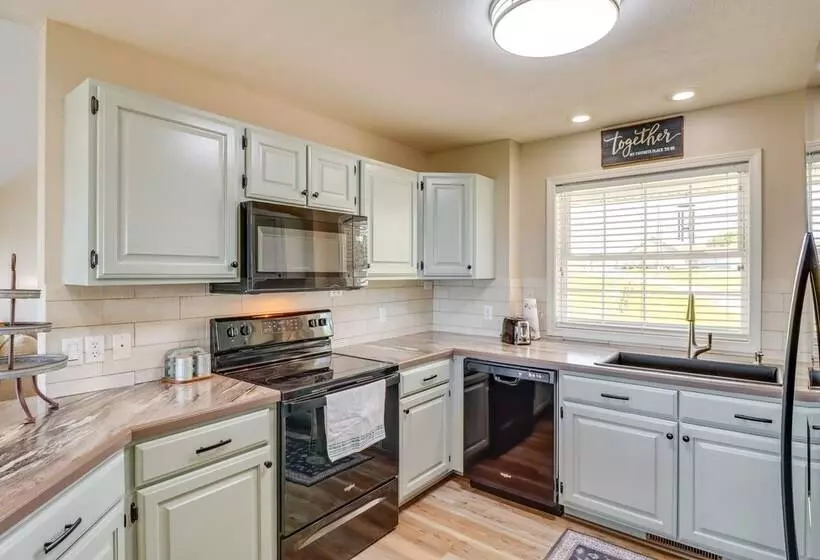 Charming Edgemont Home W/ Deck & Lake Views!