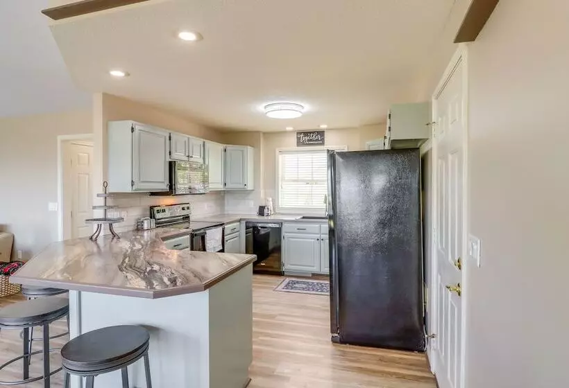 Charming Edgemont Home W/ Deck & Lake Views!