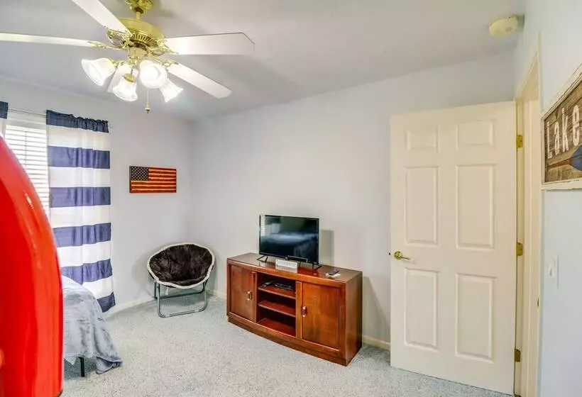 Charming Edgemont Home W/ Deck & Lake Views!