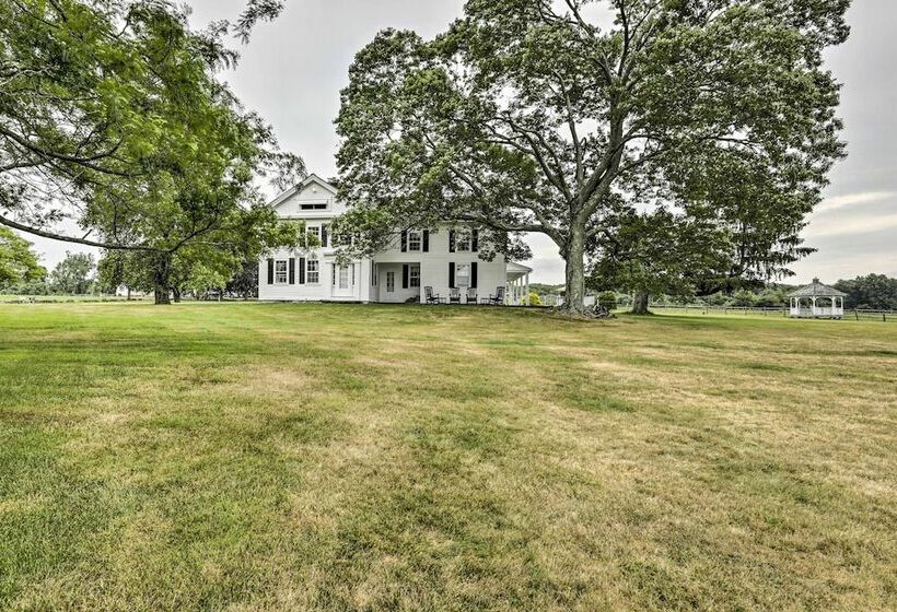 Charming Farmhouse W/ Pool & Fishing Pond!