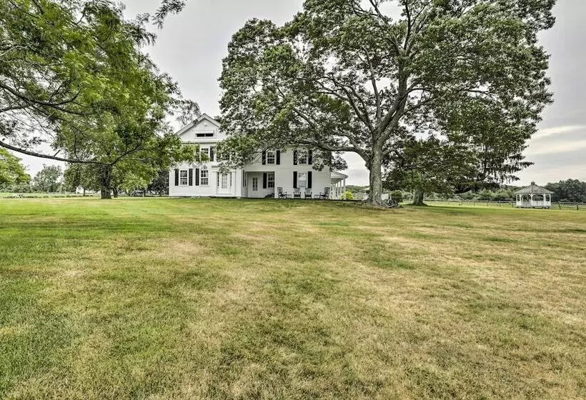 Charming Farmhouse W/ Pool & Fishing Pond!