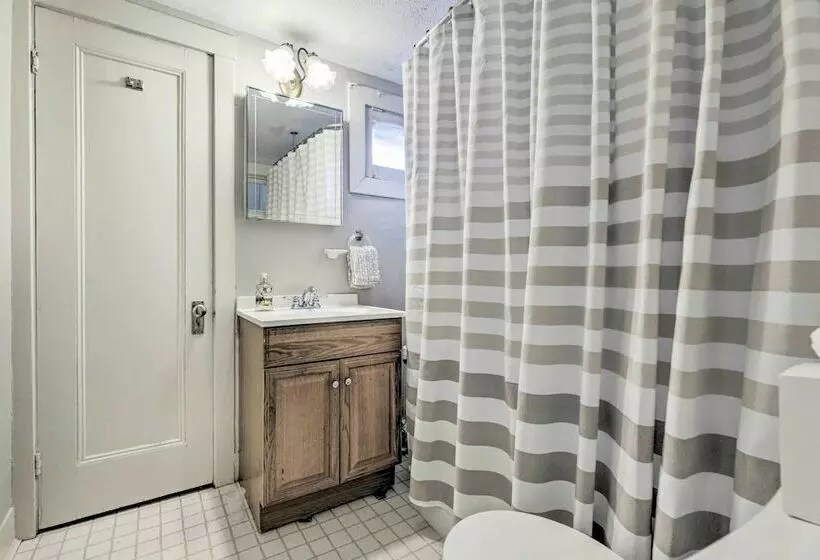 Charming Farmhouse W/ Pool & Fishing Pond!