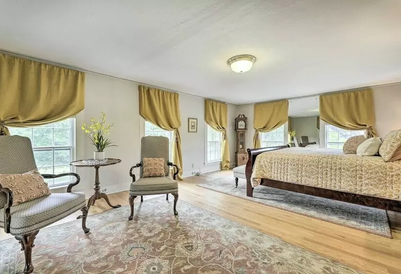 Charming Farmhouse W/ Pool & Fishing Pond!