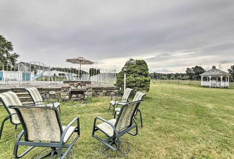 Charming Farmhouse W/ Pool & Fishing Pond!