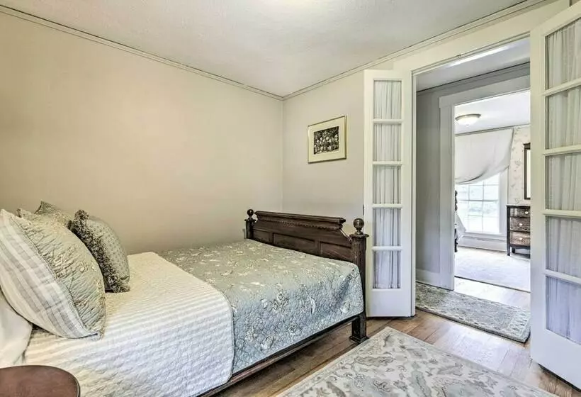 Charming Farmhouse W/ Pool & Fishing Pond!