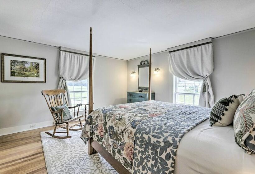 Charming Farmhouse W/ Pool & Fishing Pond!