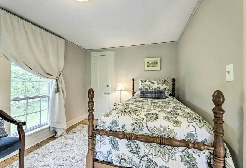 Charming Farmhouse W/ Pool & Fishing Pond!