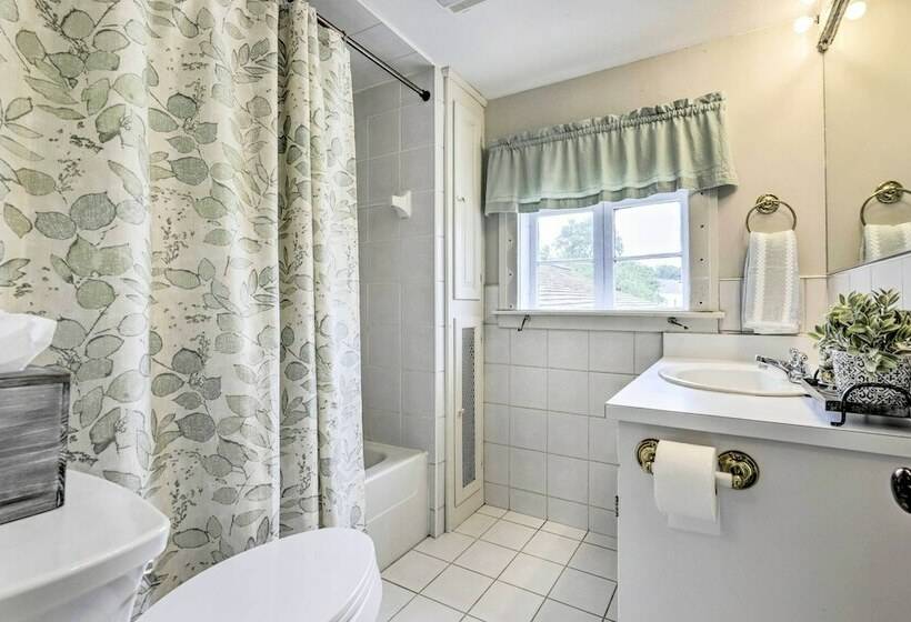 Charming Farmhouse W/ Pool & Fishing Pond!