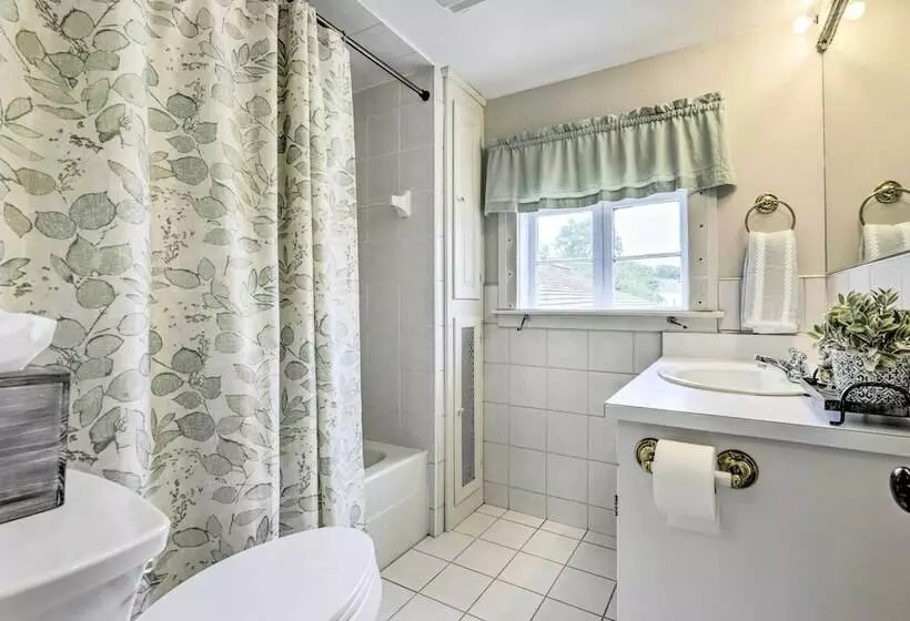 Charming Farmhouse W/ Pool & Fishing Pond!