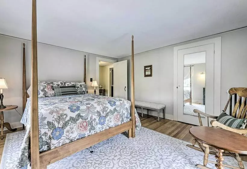 Charming Farmhouse W/ Pool & Fishing Pond!