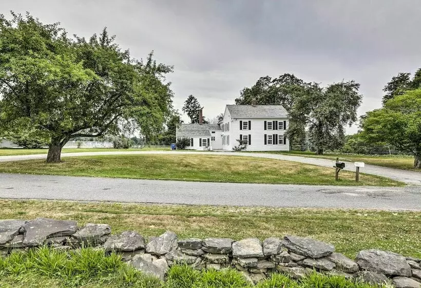 Charming Farmhouse W/ Pool & Fishing Pond!