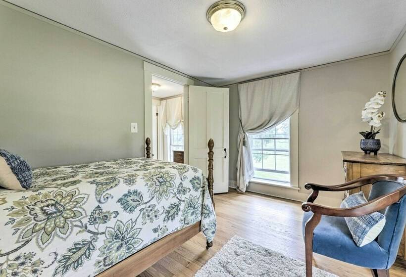 Charming Farmhouse W/ Pool & Fishing Pond!