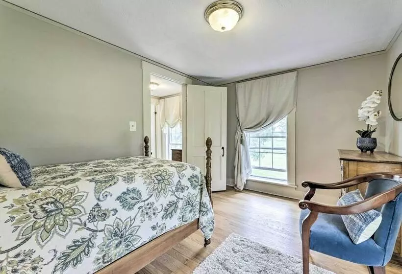 Charming Farmhouse W/ Pool & Fishing Pond!