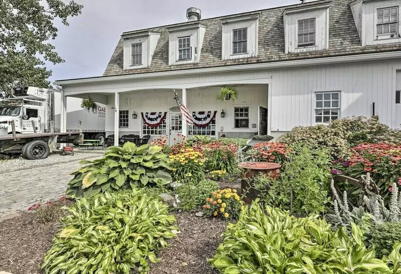 Charming Farmhouse W/ Pool & Fishing Pond!