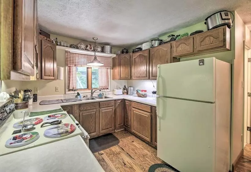 Riverside Cabin W/ 3 Decks In North Vernon!